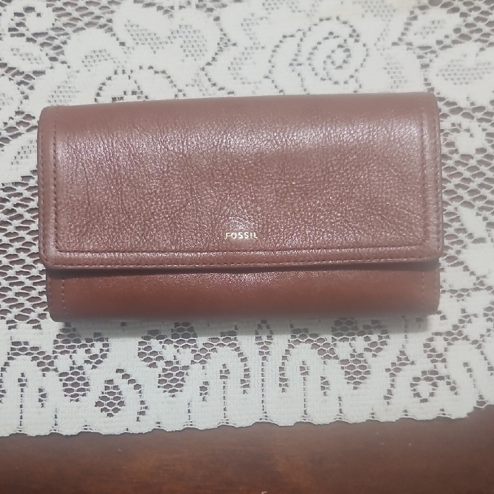 Fossil Brown Leather Wallet with Sleek Design